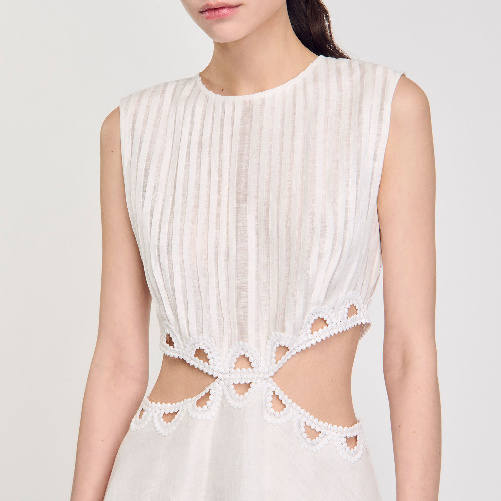 Kurzes Kleid mit Ausschnitten