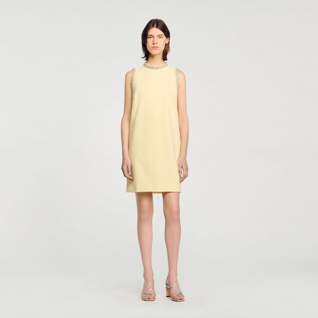 Robe courte à détails strassés
